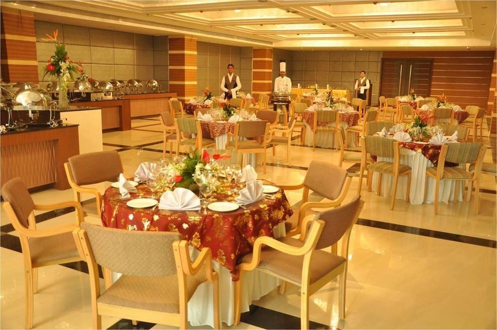 รีเจนตา เซ็นทรัล ราชโกฎิ Hotel ภายนอก รูปภาพ