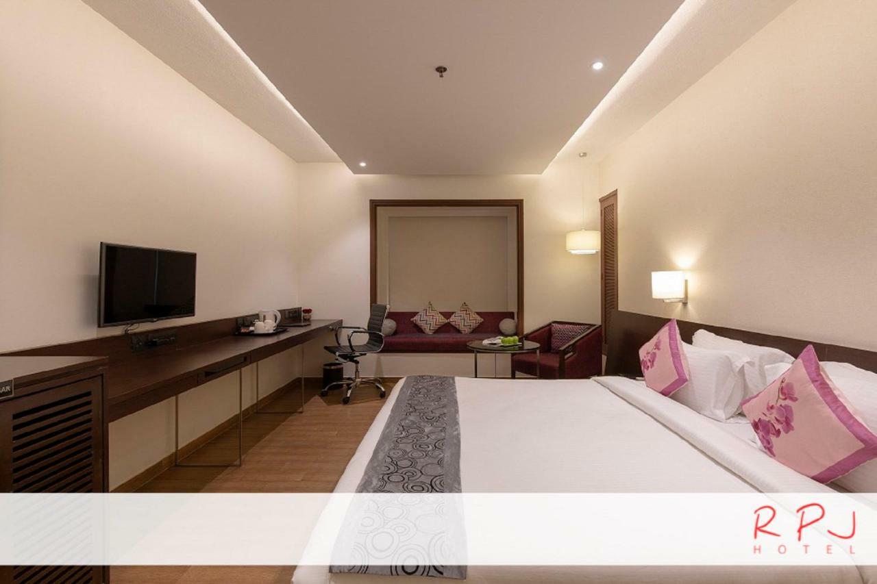 รีเจนตา เซ็นทรัล ราชโกฎิ Hotel ภายนอก รูปภาพ