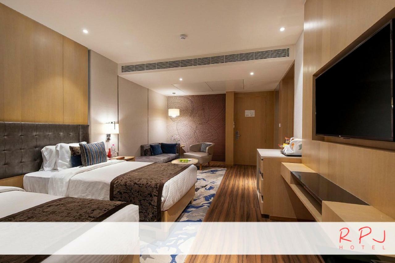 รีเจนตา เซ็นทรัล ราชโกฎิ Hotel ภายนอก รูปภาพ