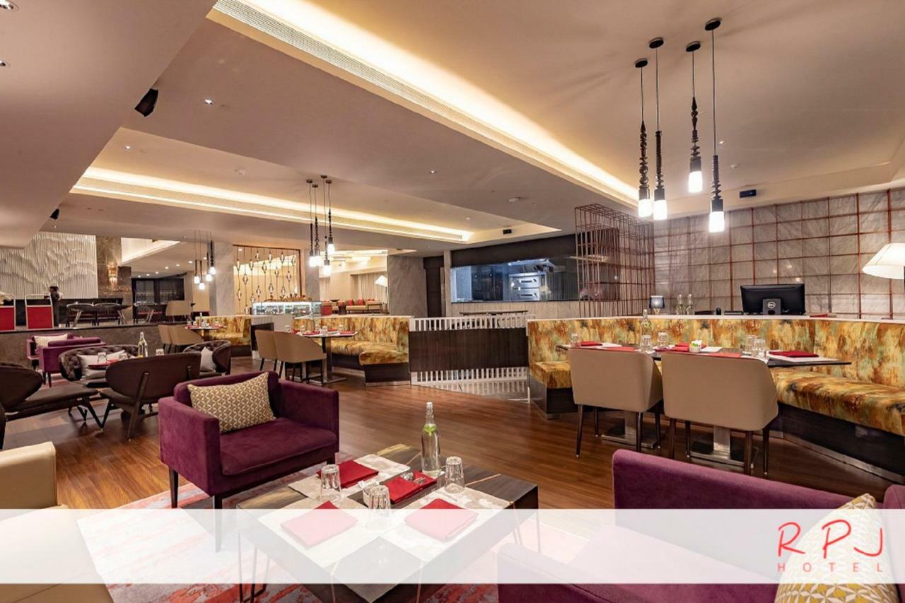 รีเจนตา เซ็นทรัล ราชโกฎิ Hotel ภายนอก รูปภาพ