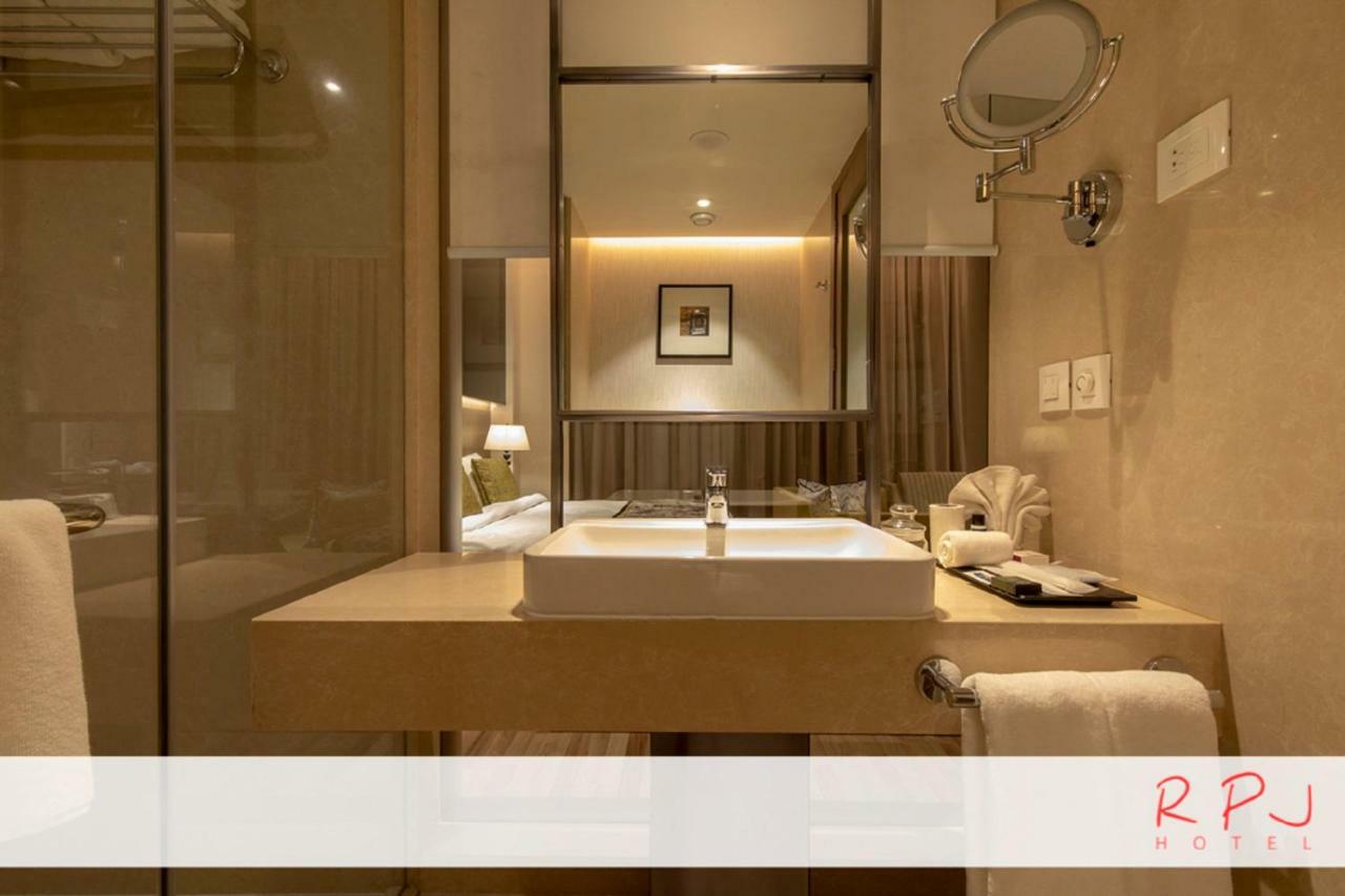 รีเจนตา เซ็นทรัล ราชโกฎิ Hotel ภายนอก รูปภาพ
