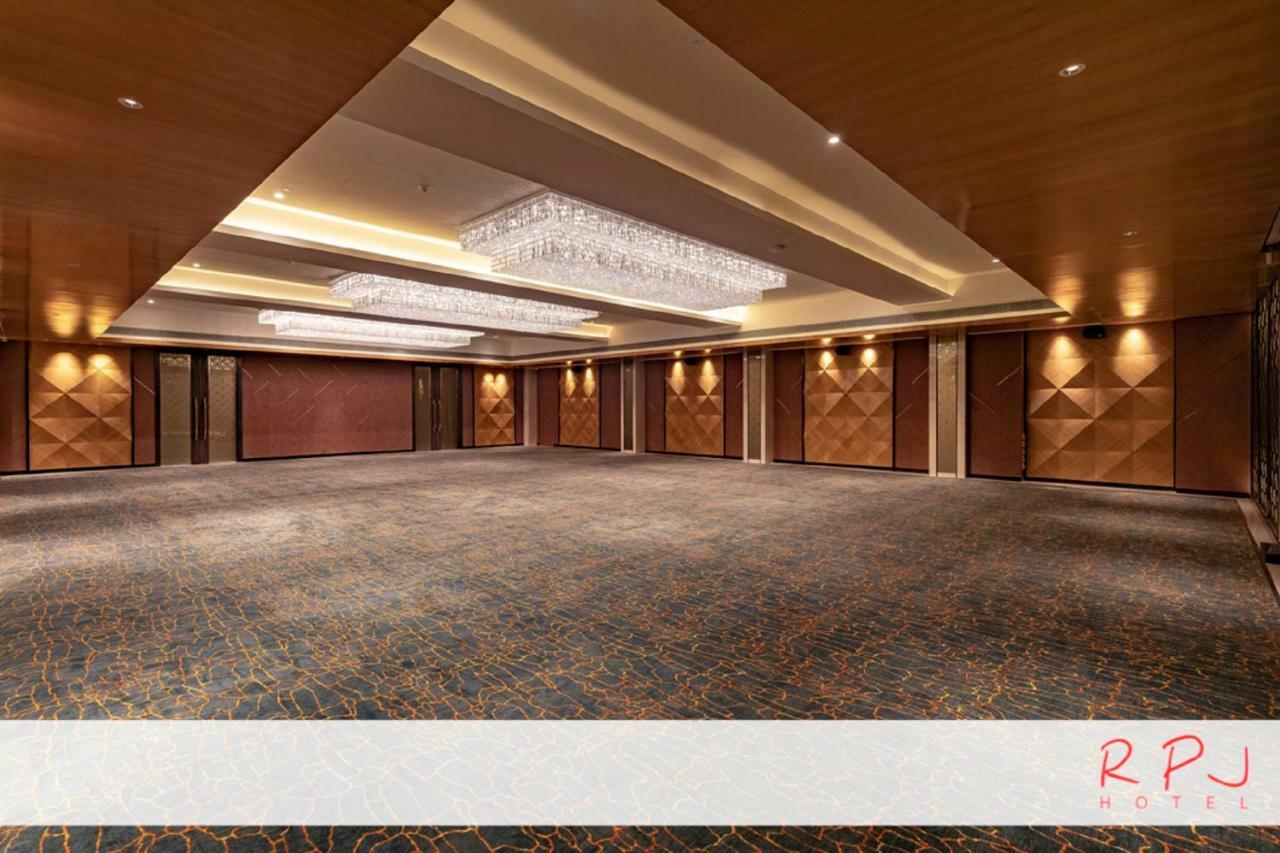 รีเจนตา เซ็นทรัล ราชโกฎิ Hotel ภายนอก รูปภาพ