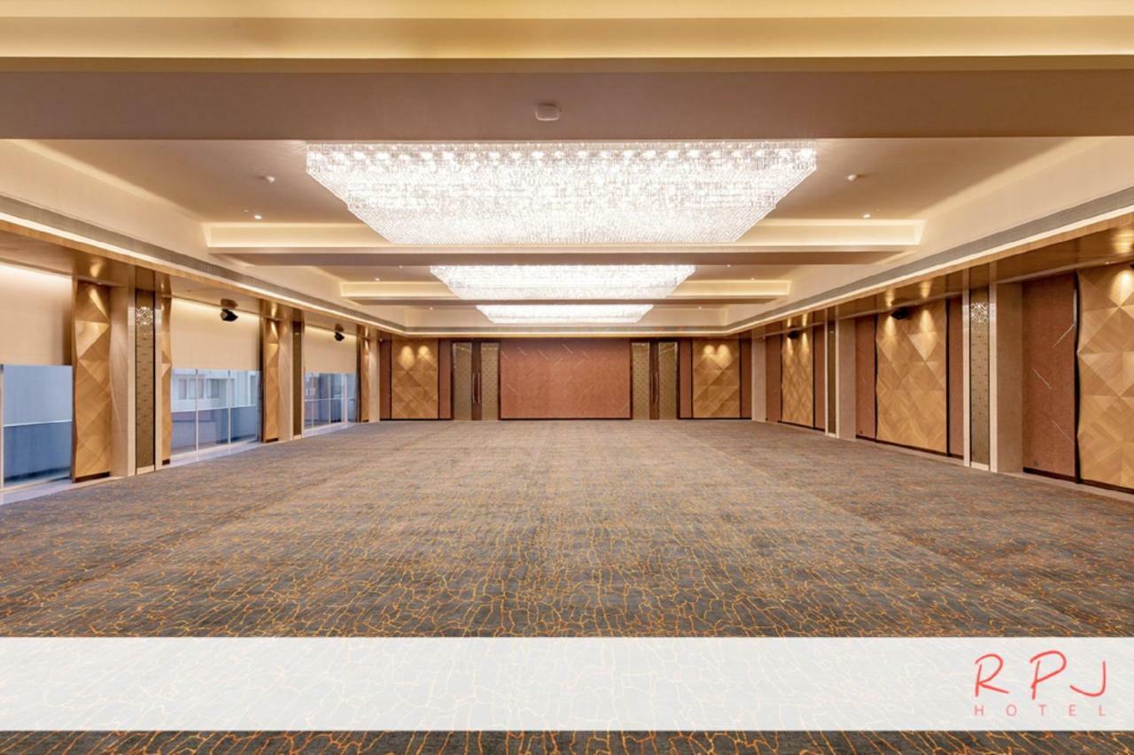 รีเจนตา เซ็นทรัล ราชโกฎิ Hotel ภายนอก รูปภาพ