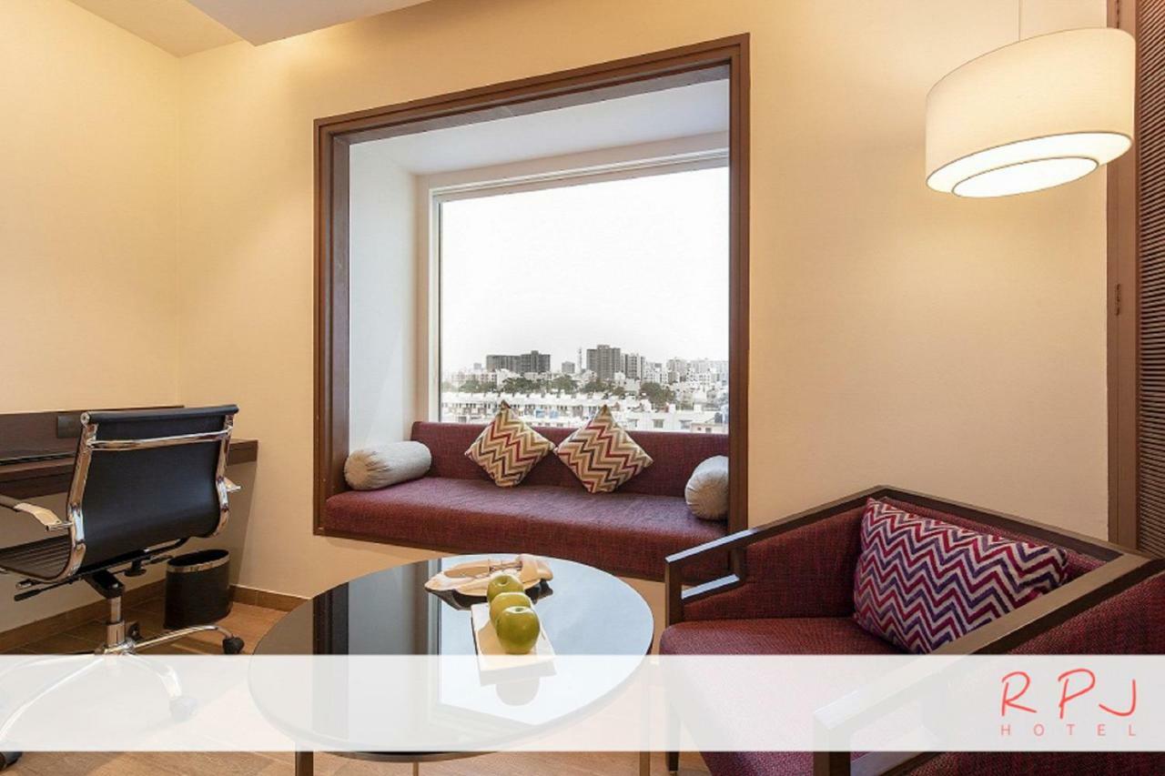 รีเจนตา เซ็นทรัล ราชโกฎิ Hotel ภายนอก รูปภาพ