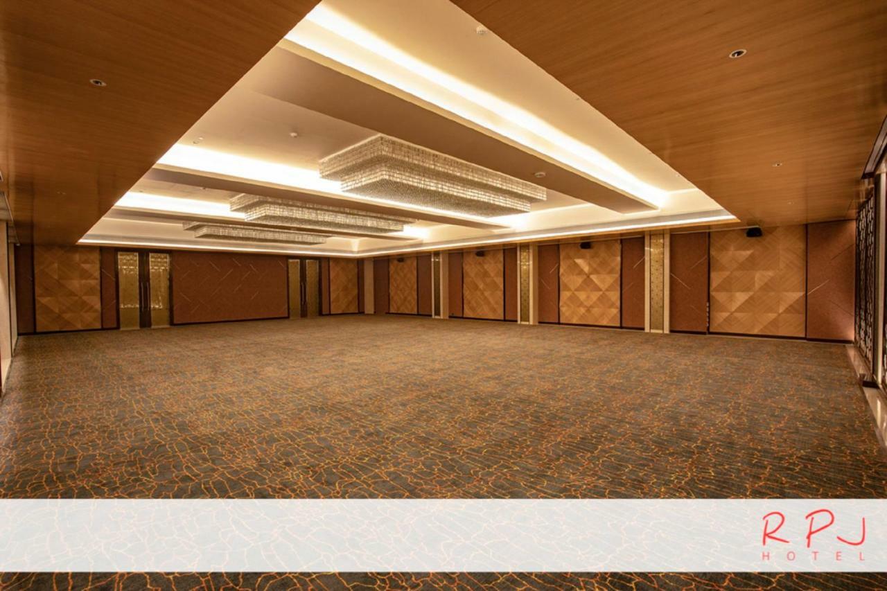 รีเจนตา เซ็นทรัล ราชโกฎิ Hotel ภายนอก รูปภาพ