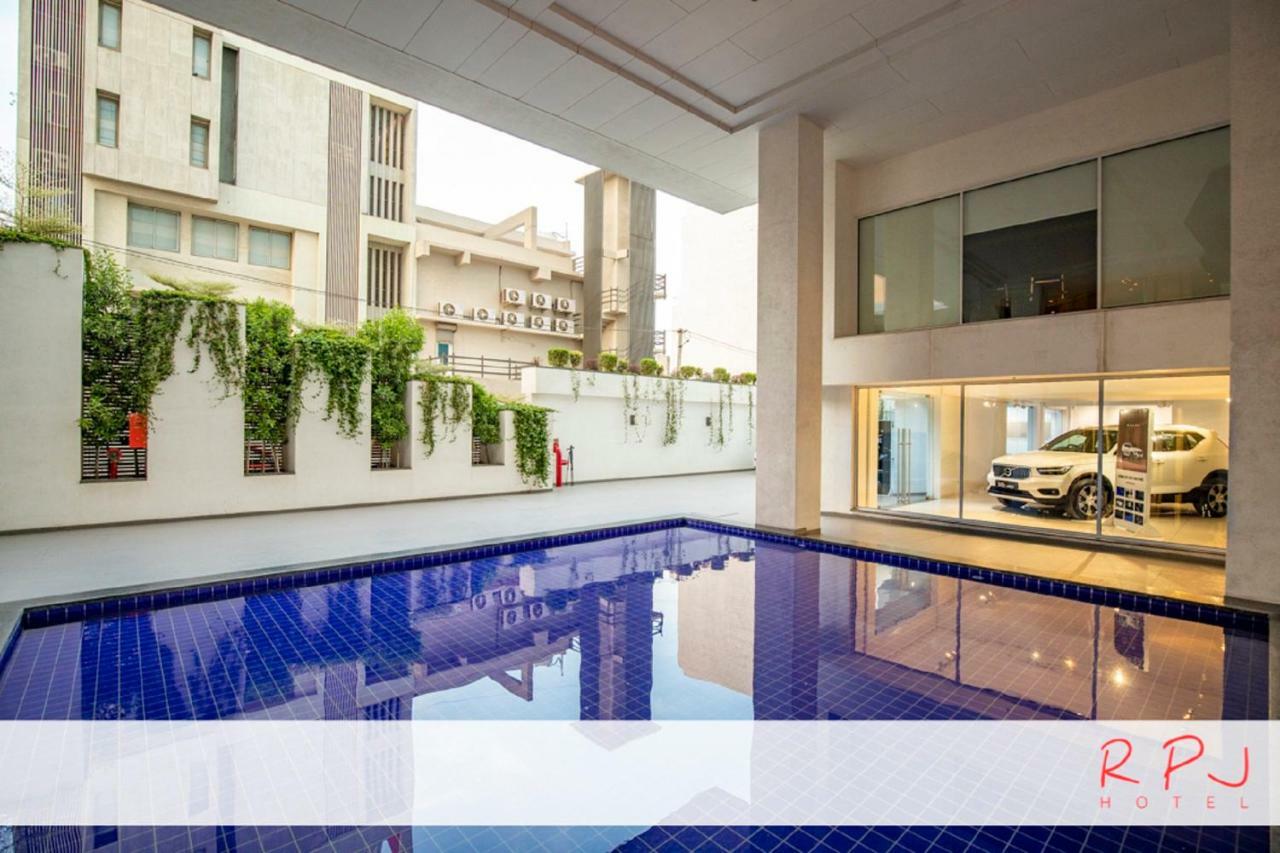 รีเจนตา เซ็นทรัล ราชโกฎิ Hotel ภายนอก รูปภาพ
