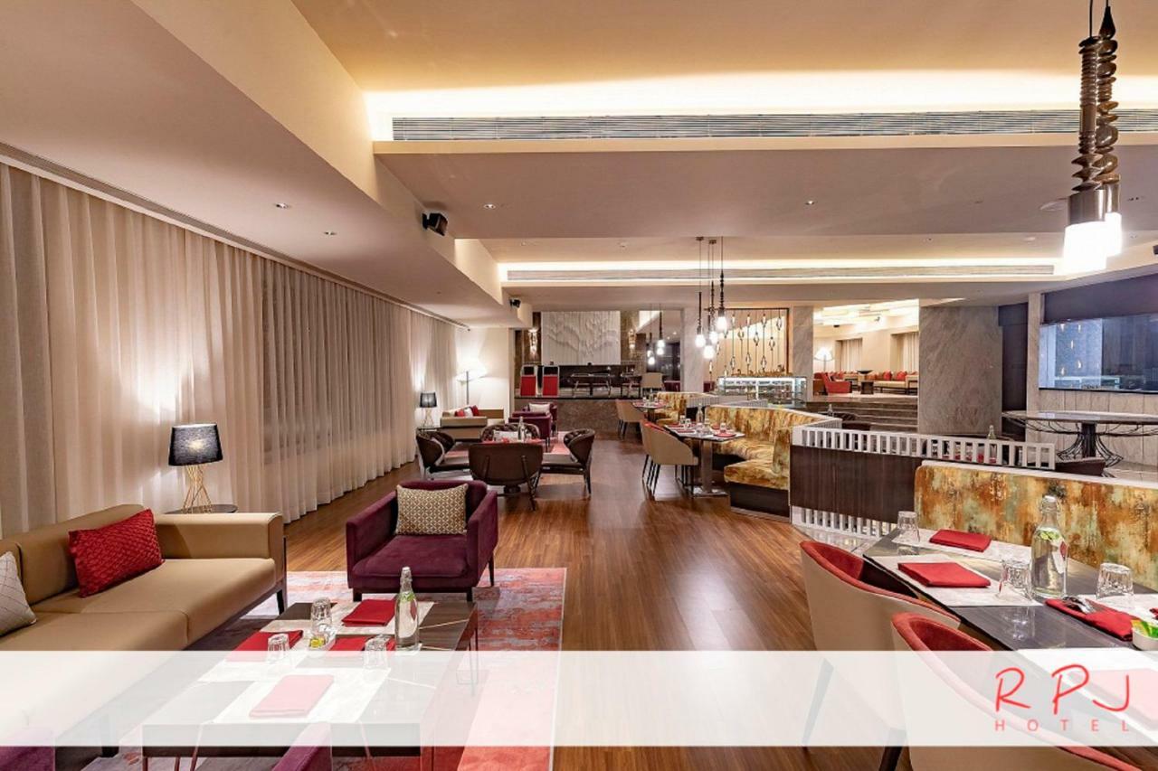รีเจนตา เซ็นทรัล ราชโกฎิ Hotel ภายนอก รูปภาพ