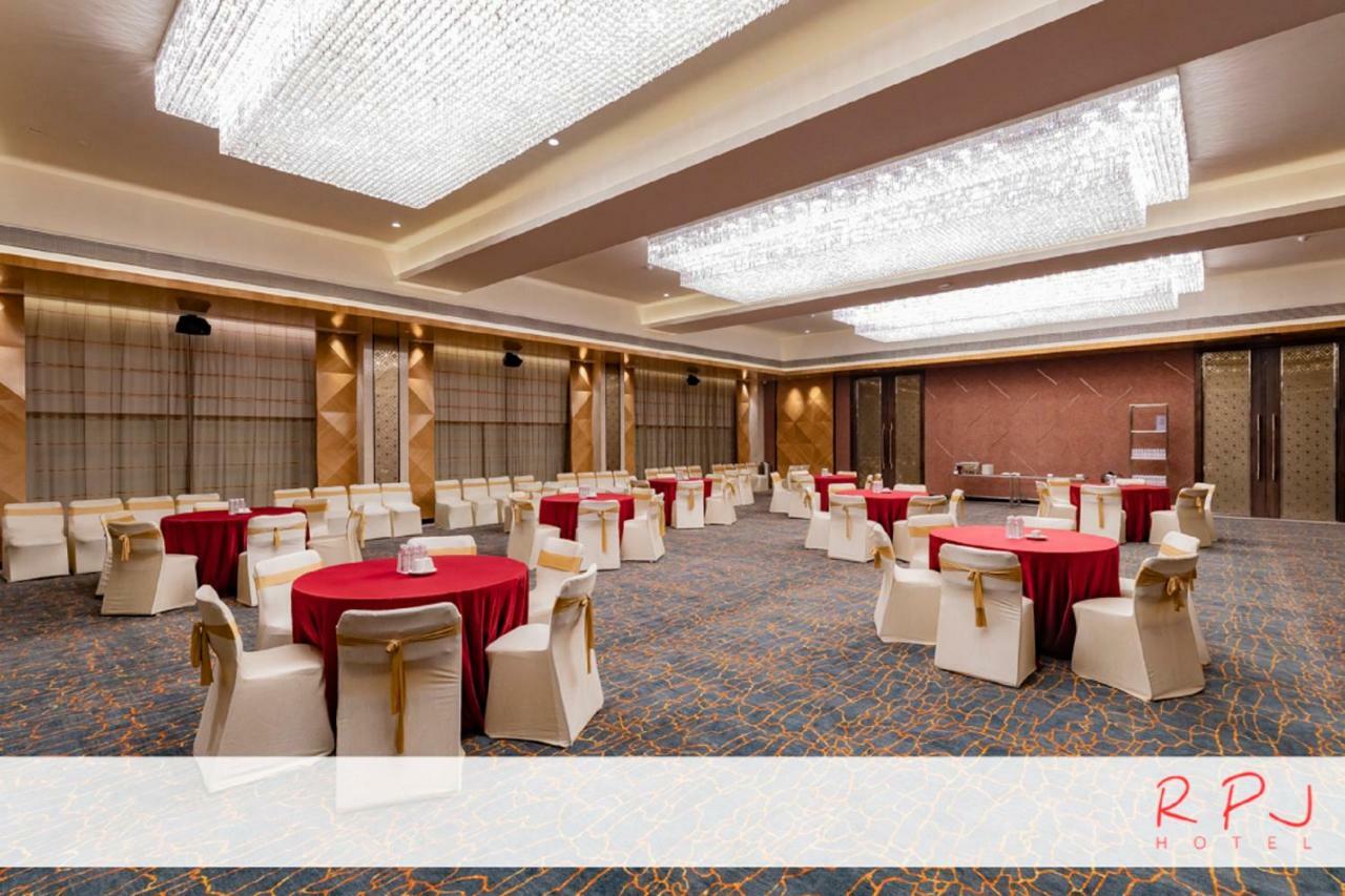 รีเจนตา เซ็นทรัล ราชโกฎิ Hotel ภายนอก รูปภาพ